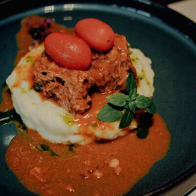 Томленая рваная говядина с пюре в О2 Lounge cafe по цене 800 ₽