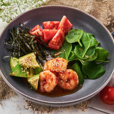 Салат с авокадо, шпинатом и креветками в MANANA по цене 560