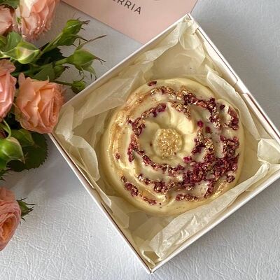 Белый шоколад с малиной Пион в Verria Chocolate - клубника в шоколаде по цене 700 ₽