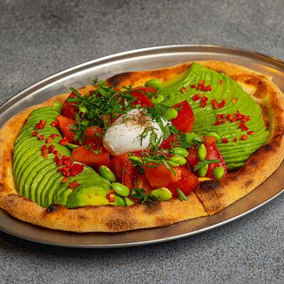 Лепешка с авокадо, чили, томатами и эдамаме в 321 Club by Novikov по цене 610