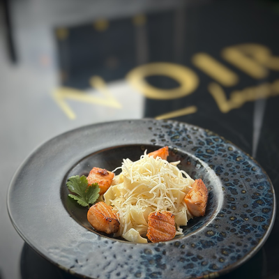 Паста с лососем в Noir lounge по цене 900 ₽