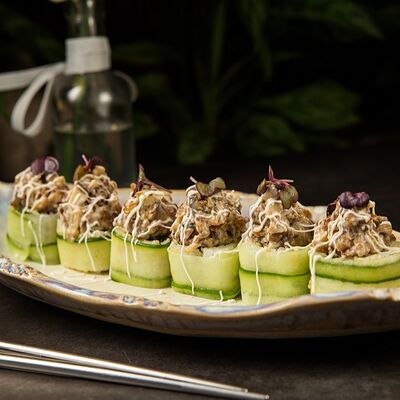 Ролл с жареными грибами Постное блюдо в Эбби Noodles & Sushi Bar по цене 385
