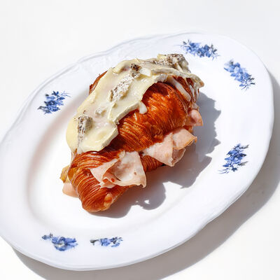 Круассан с мортаделлой и трюфельным бри в Ava bistro по цене 890 ₽