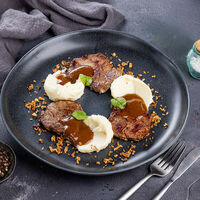 Медальоны с беконовым соусом и трюфельным пюре в Encore Cafe