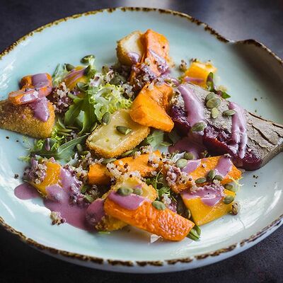 Салат с запеченной тыквой и сыром камамбер в Дюшес по цене 550