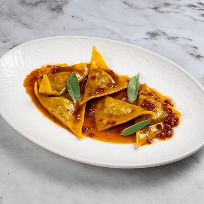 Равиолли с телячьими щечками в соусе Бер-блан в Bona по цене 950 ₽