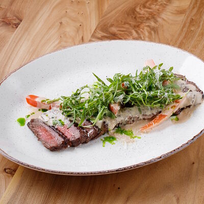 Тальята из стриплойна с руколой и соусом демигласс в ПуриПури по цене 1520 ₽