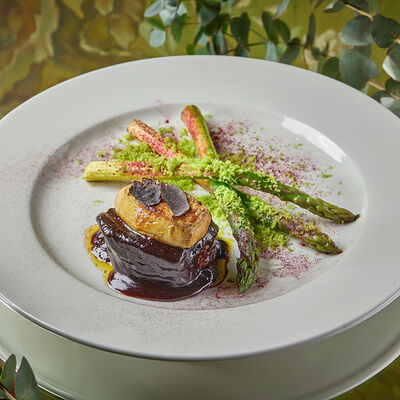 Бифштекс с фуа-гра, трюфелем и спаржей в Turandot по цене 5600 ₽