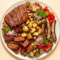 Запеченная свинина с жареным картофелем и овощами в PastaMore
