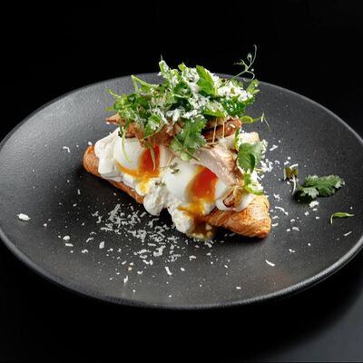 Круассан с яйцом и жареным цыпленкомв Stories по цене 599 ₽