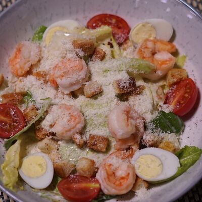 Салат Цезарь с тигровыми креветками в Oasis по цене 590 ₽