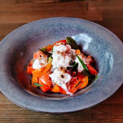 Томаты со страчателлой в Булл Вар по цене 990 ₽