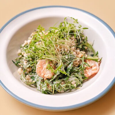 Тёплый салат с креветками, булгуром, ореховым соусом и сыром дорблю в Kalabasa по цене 1463 ₽