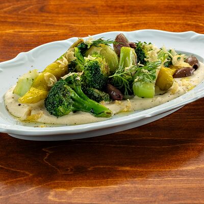 Хумус с зелеными овощами и оливкамив Tre Santi по цене 1330 ₽