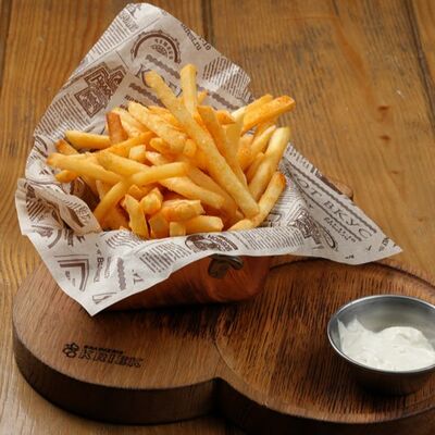 Бельгийский картофель фри с соусом дорблю в Brasserie Kriek по цене 660 ₽