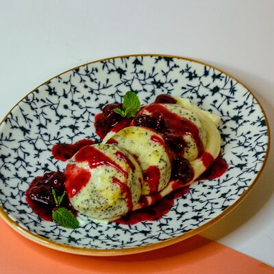 Маковые сырники с ванильным кремом и вишней в We want more по цене 540 ₽