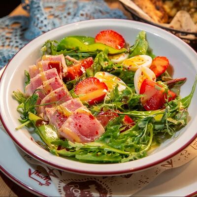 Салат с тунцом и клубникой в Mama Roma по цене 797 ₽