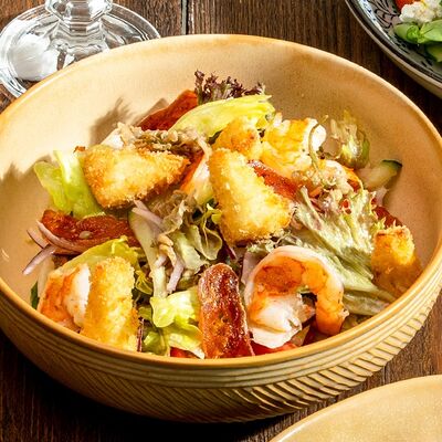 Салат с вяленой хурмой, креветками и жареным сыром в Хочу Пури по цене 710 ₽