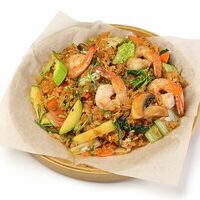 Жареный рис с креветками и овощами в Pho Me