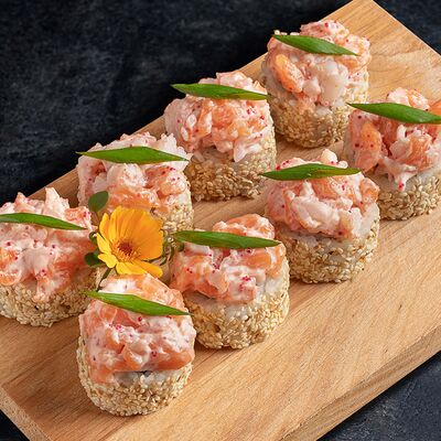 Фирменный ролл с лососем и креветкой в Вкусно Суши по цене 610