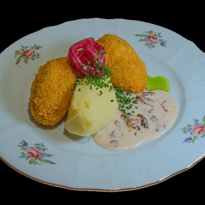 Куриная котлета с пюре и вялеными томатамив Кухня по цене 620 ₽