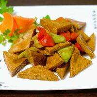Тофу, жаренный по-домашнему в Китайская кухня ЖУИ