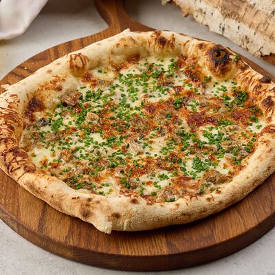 Пицца с грибным рагу, копчёным сыром и трюфельным маслом 33 см в Si по цене 990