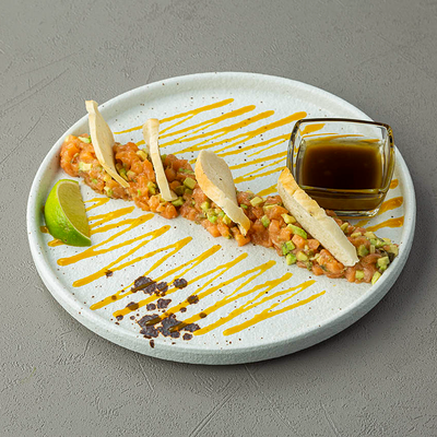 Тартар из лосося со спелым авокадо и каперсами в Диккенс по цене 650 ₽