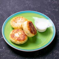 Картофельные сырники со сметаной в Светлая пекарня