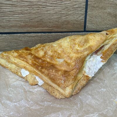 Слойка с ветчиной и сыром в Суши-бар Сакура по цене 150 ₽