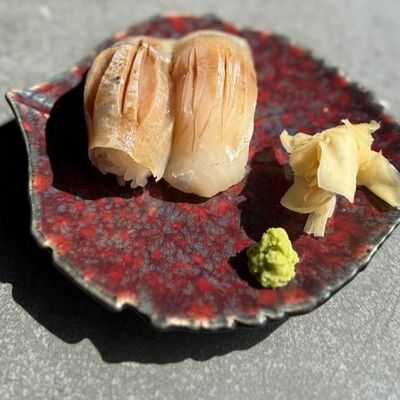 Нигири с дорадо в Kazoku по цене 550 ₽