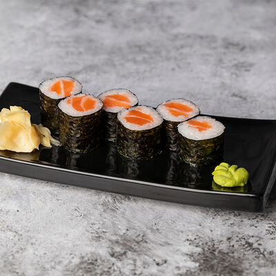 Роллы Хосомаки с лососем в Море Есть по цене 460 ₽