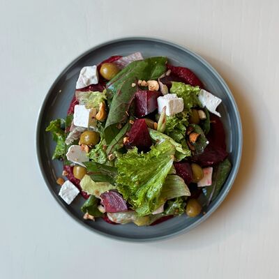 Салат с печеной свеклой в Zanoza Kруассантерия по цене 680 ₽