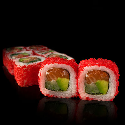 Калифорния с лососем в KAWA SUSHI по цене 430 ₽