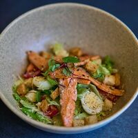 Салат Цезарь с семгой в Порт-брю