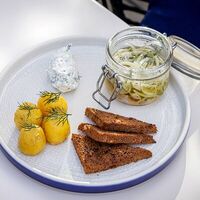 Маринованная в банке сельдь с отварным картофелем и сливочным кремом в Brasserie Lambic