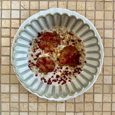 Овсяная каша на альтернативном молоке с грушевым вареньем в Мари по цене 390 ₽