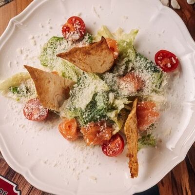 Салат Цезарь с курицей в Арсенал по цене 520 ₽