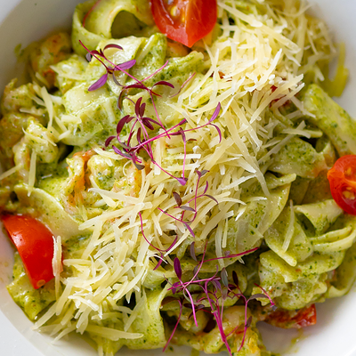 Паста с креветками в соусе песто 400г С собой в Мидийное место по цене 890 ₽