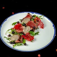 Ростбиф на подушке из трюфельного соуса и ягод в Костер