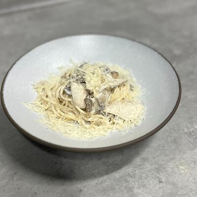 Паста с курицей и грибами в Black Hot Coffee по цене 648 ₽