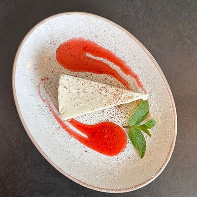 Творожный чизкейк с домашним вареньемв Лепила мама по цене 430 ₽