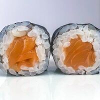 Ролл с лососем в Суши Картель