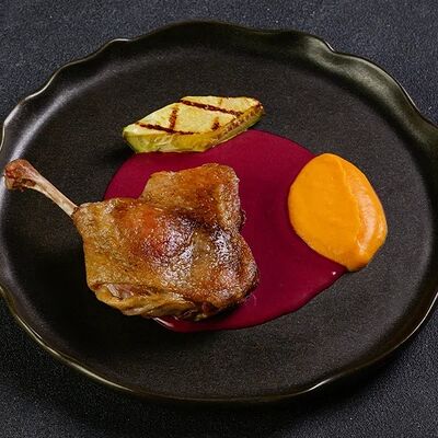 Утиная ножка конфи с соусом из чёрной смородины, кремом из тыквы и кабачком в Smoky People по цене 1350 ₽