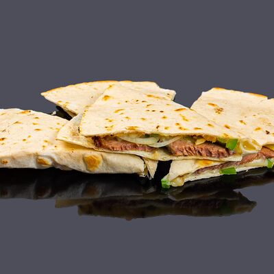 Кесадилья с мраморной говядиной в Булка и Мясо по цене 570 ₽