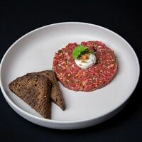 Тартар из говядины с муссом из пармезана в Groodki