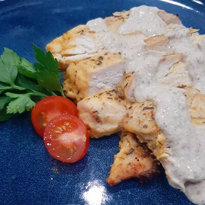 Куриная грудка в сливочно-грибном соусе с дольками в Каролина по цене 605 ₽