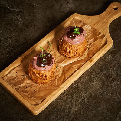 Гужеры с куриным паштетом и конфитюром из чернослива в Корчма по цене 460 ₽