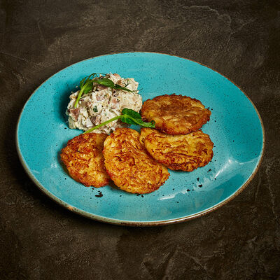 Драники с тартаром из копченой скумбрии, соленого огурца и куриного яйца в Корчма по цене 540 ₽