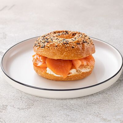 Бейгл с лососем и творожным сыром в Шоколадница по цене 590 ₽